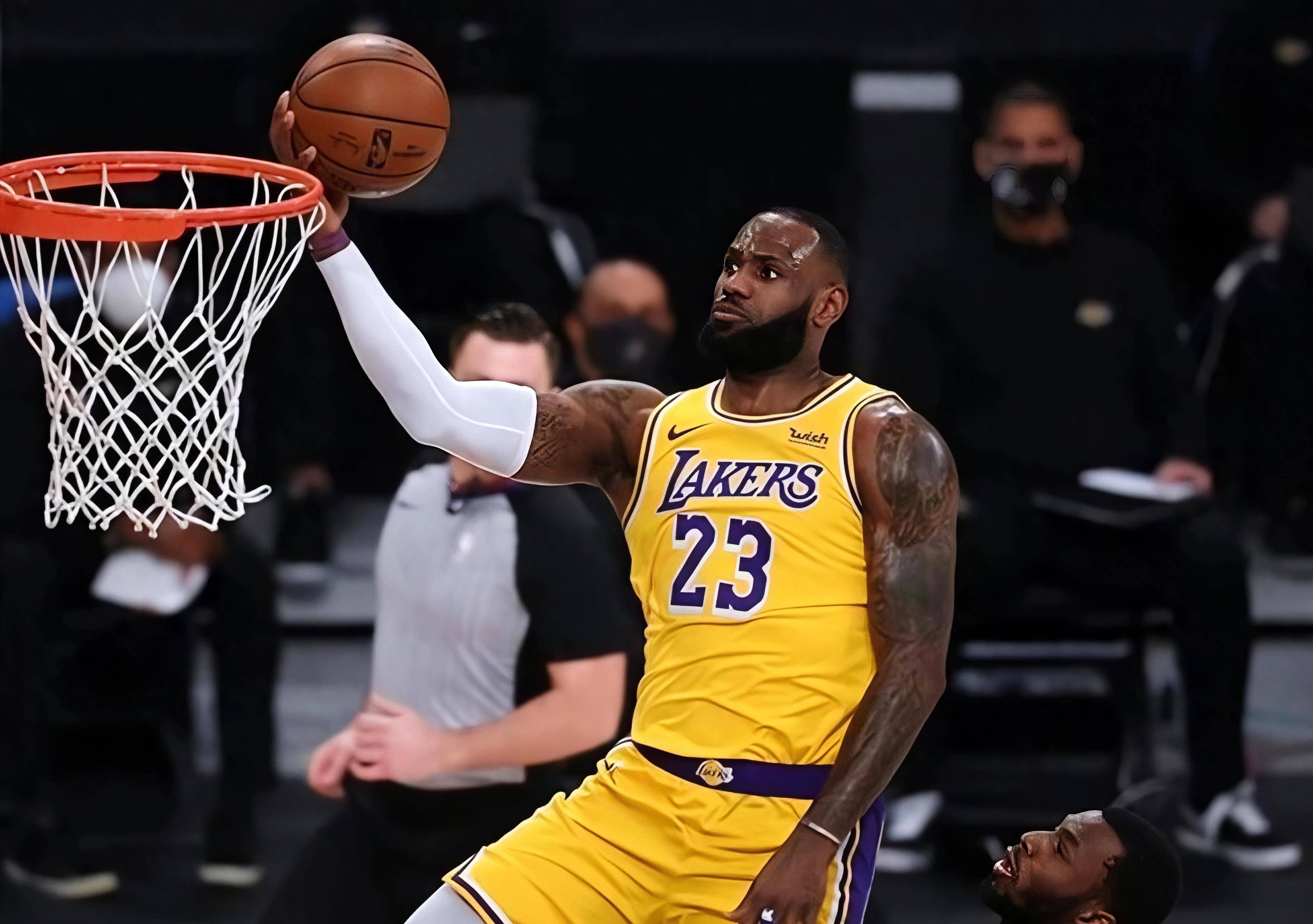 洛杉矶湖人训练开放日，转会期单刀错失引欢呼，CBA季后赛在即，纪律约束更严格(cba季后赛首轮12进8)-九游娱乐